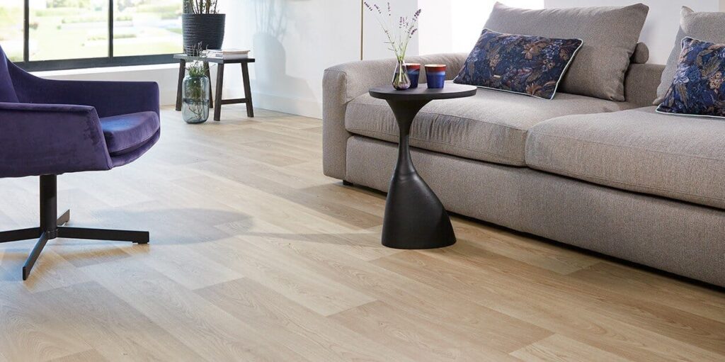 PVC vloer in houtlook gelegd in een woonkamer